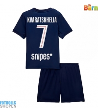 Billiga Paris Saint-Germain Khvicha Kvaratskhelia #7 Hemmatröja Barn 2025-26 Kortärmad (+ Korta byxor)